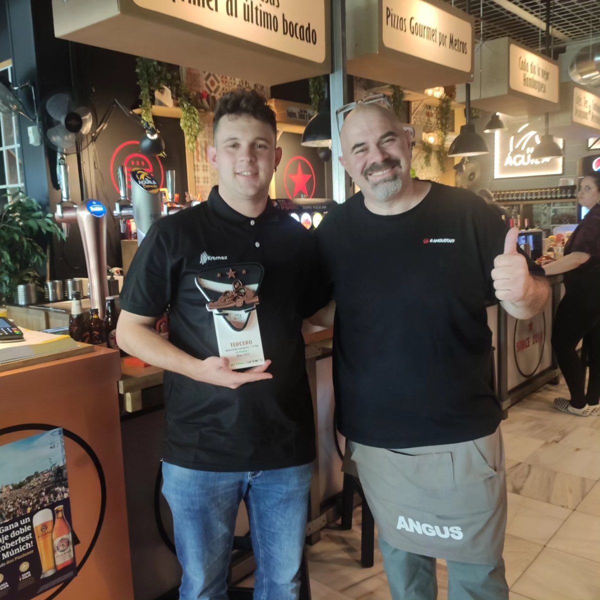 JuanLuAlmech's tweet photo. Esta semana pasada no hubo carrera, pero aproveché para visitar a algunos de los colaboradores y celebrar el 3°puesto de las #KartingSeries de @FEDEXTREMEAUTO en el circuito de @KartingOlivenza con ellos

Va por vosotros #MaryCookiesVelilla @angusmadrid #ZapateriaPiecitos 🏆🥉🙌🏻 https://t.co/9XfH6n1zA8