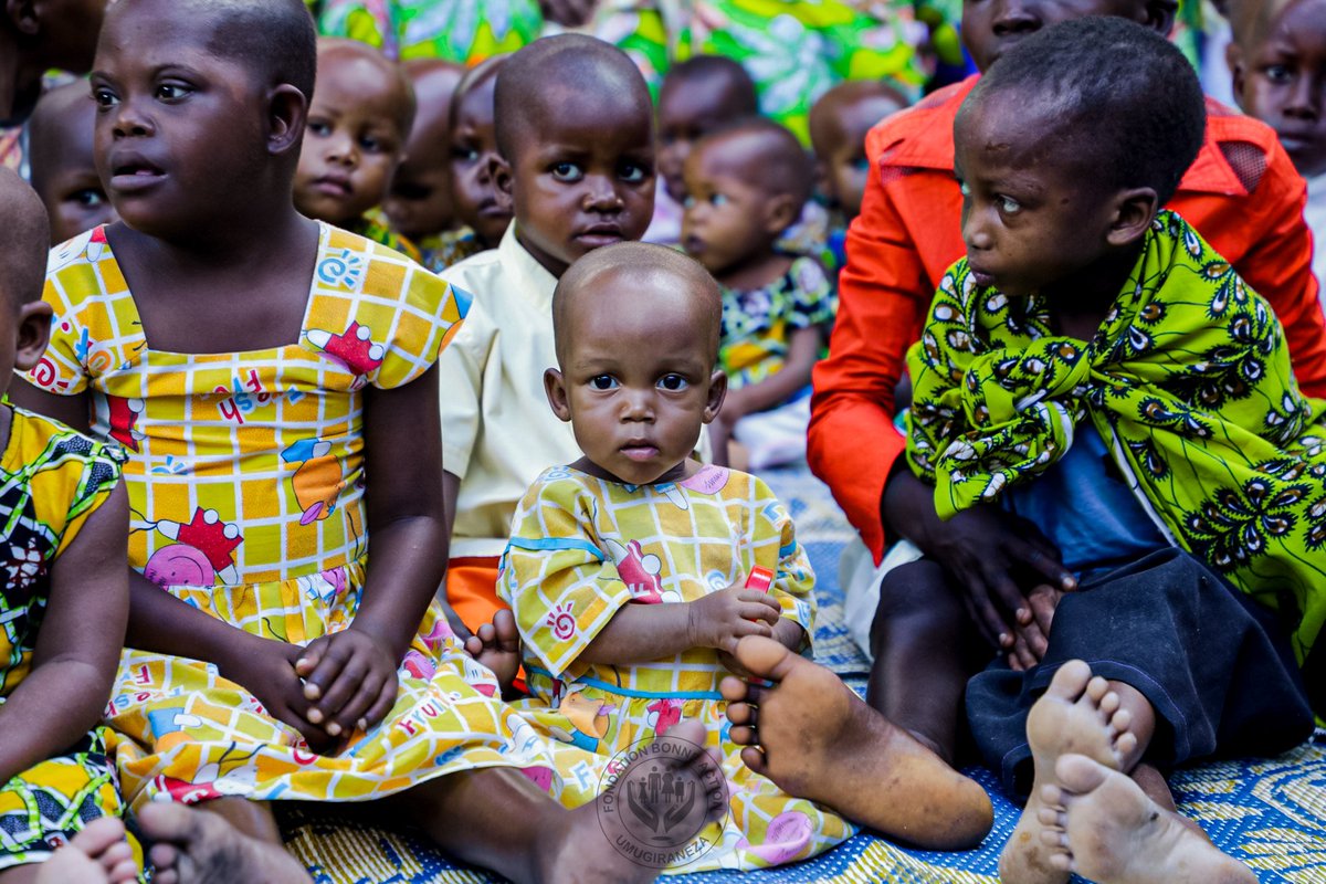 l'Ambassadrice de Chine au Burundi qui était accompagnée de son staff et de l'équipe de la Mission Médicale Chinoise a précisé que ce geste est posé dans le contexte de la célébration de la Journée Mondiale de l'Enfance  prévue dans les prochains jours.
