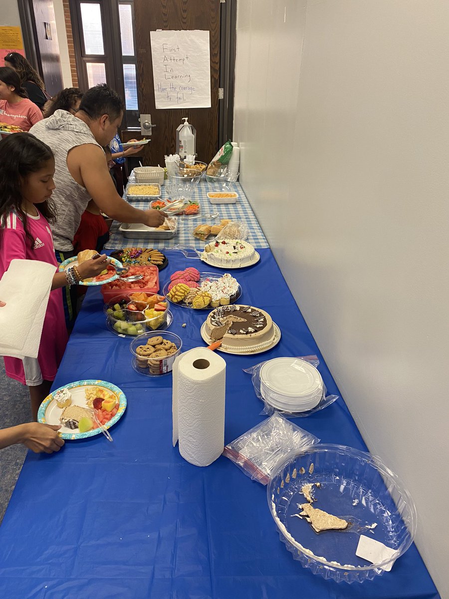 Una cena compartida con nuestras familias dedicadas del programa dual - Gracias al DLPAC por todo que han hecho este año escolar. #63success #biliteracyforlife @FRCD63