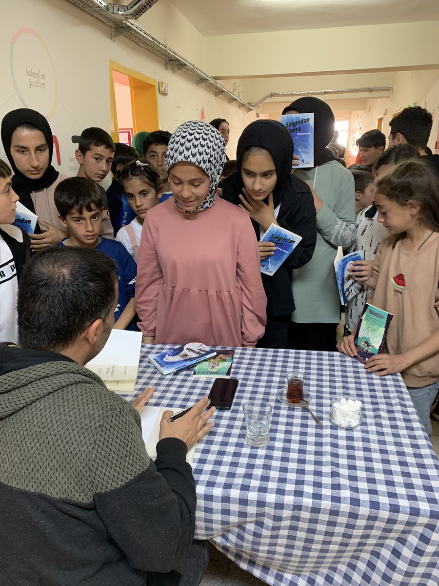 EmtagOrtaokulu's tweet photo. Öğretmen Yazar Zekeriya KILIÇOĞLU’nun katılımıyla OKUR-YAZAR buluşması etkinliği gerçekleştirdik.
@denizgili 
@KonancBurak 
@Eda_KOYUNCU06 
@koruk_munire https://t.co/6TGHTzyJgD