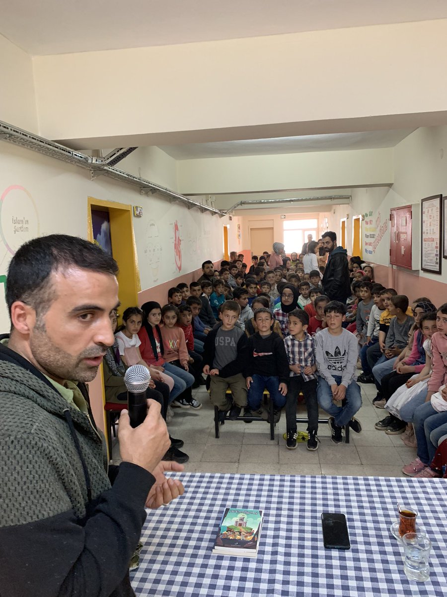 EmtagOrtaokulu's tweet photo. Öğretmen Yazar Zekeriya KILIÇOĞLU’nun katılımıyla OKUR-YAZAR buluşması etkinliği gerçekleştirdik.
@denizgili 
@KonancBurak 
@Eda_KOYUNCU06 
@koruk_munire https://t.co/6TGHTzyJgD