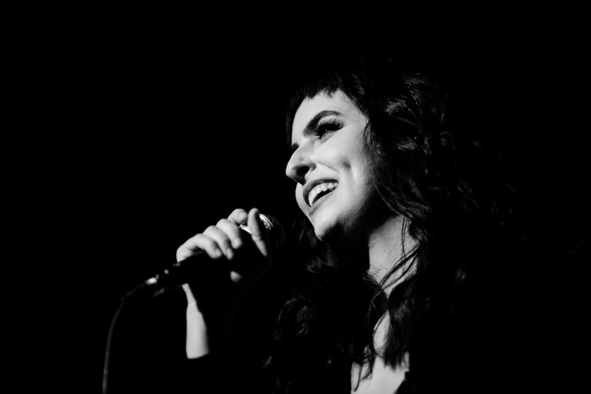 Bom dia! Às 19:30h temos Residência artística Izza: Beatles Jazz Duo. A cantora Izza (foto) e o pianista Evan Megaro apresentarão canções dos Beatles com uma nova roupagem. O repertório traz sucessos dos garotos de Liverpool em uma atmosfera clássica e delicada de voz e piano.