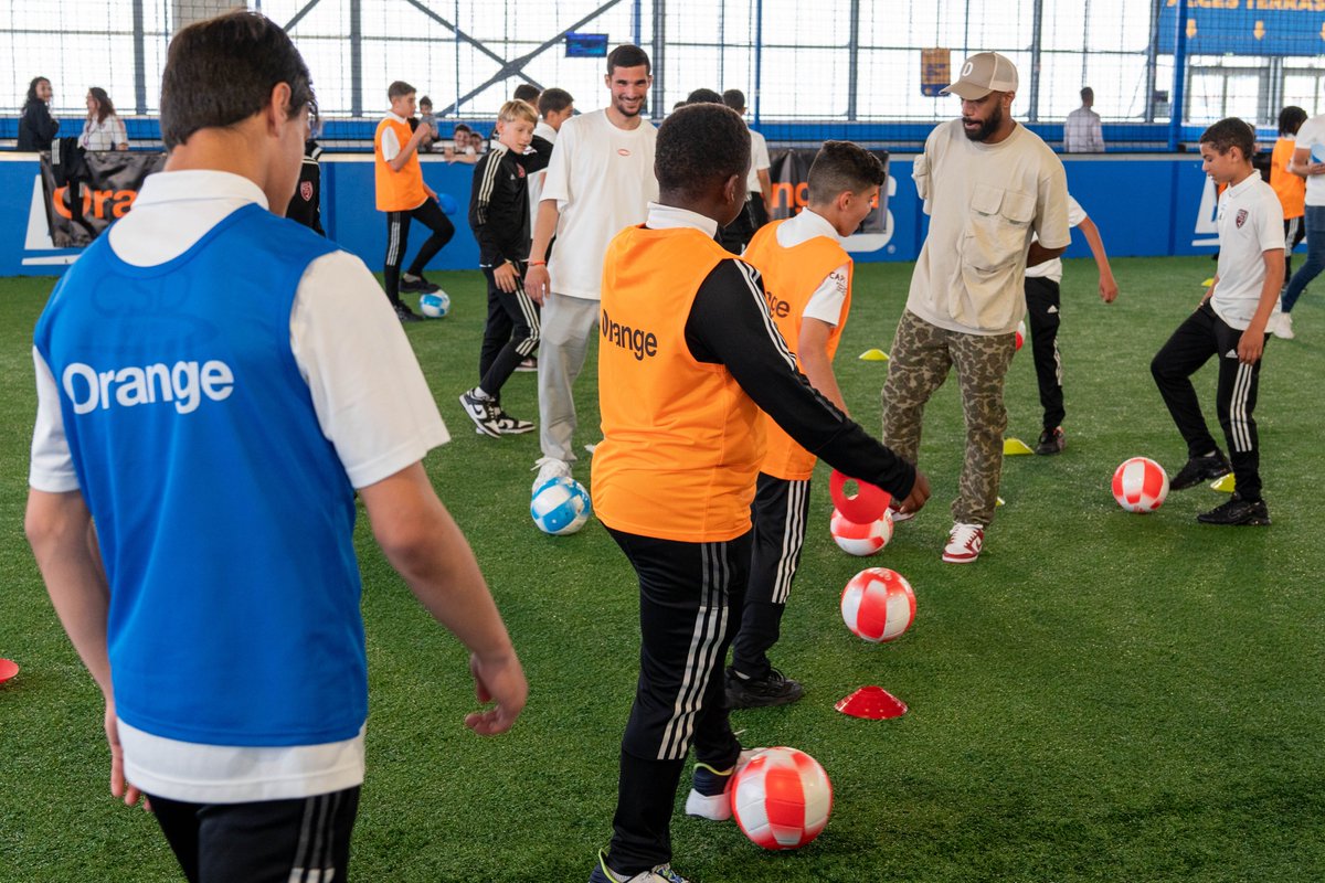 L’après-midi se poursuit à l’Orange Cyber Day 🛡️ :  200 jeunes de clubs de #footballamateur sont sensibilisés au #cyberharcelement

L’occasion de rencontrer les joueurs et joueuses de l'<a href="/OL/">Olympique Lyonnais</a>  &amp; <a href="/OLfeminin/">meg</a>  <a href="/LacazetteAlex/">Alexandre Lacazette</a> <a href="/HoussemAouar/">Houssem</a> <a href="/AmelMajri7/">Amel Majri</a> et <a href="/WRenard/">Wendie Renard</a> 🔴🔵

<a href="/TeamOrangeFoot/">Team Orange Football</a>