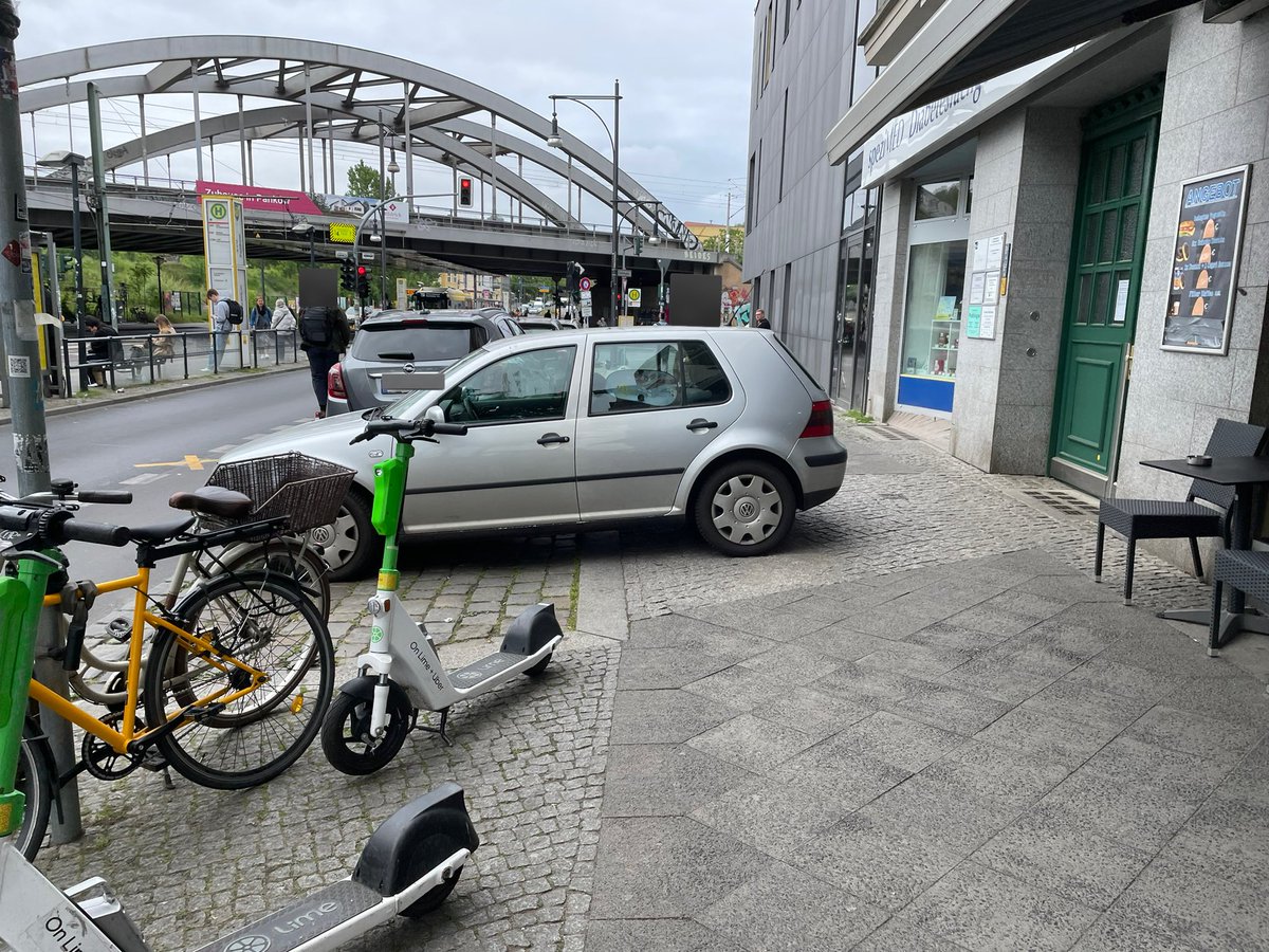 Warum längs parken, wenn auch quer geht? Warum #StVO, wenn auch mir doch egal oder #nurMalEben geht? #Pankow #BerlinerStraße