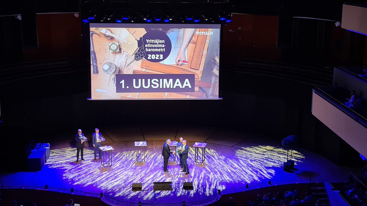 <a href="/HELyrittajat/">Helsingin Yrittäjät</a> <a href="/suomenyrittajat/">Suomen Yrittäjät</a> Uudenmaan maakuntajohtaja <a href="/OssiSav/">Ossi Savolainen</a> vastaanottamassa palkintoa Kunnallisjohdon seminaarissa Lahdessa. #yrittäjät #kujo #uusimaa