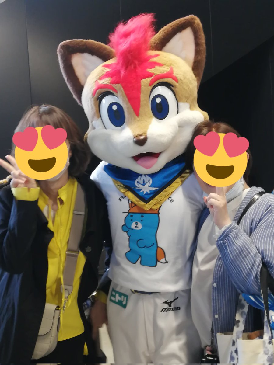 nekocchies's tweet photo. 昨日今日と現地参戦も
1点取られ取り返し
取られ取り返し
取られて終わる😭
最後の押しが欲しい…
みんな早く上がってきてくれないかな🙏

でも今日は初めてフレップに会えた🥰
写真撮ってくれてありがとう♡

#lovefighters 
 #フレップ
 #FREP
 #ありがとう
 #明日は勝つ https://t.co/RmO9SIdJGl