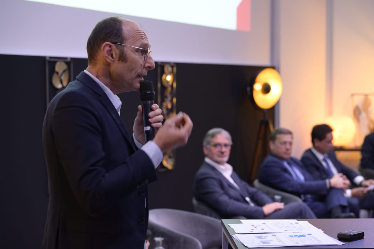 capeb_fr's tweet photo. 2ème table-ronde #RencontresCAPEB : @FranckLehuede, directeur d’études du @credoc présente les 3 raisons de réalisation des travaux par les ménages :
1️⃣ installation dans un nouveau logement (optique globale)
2️⃣ rénover/améliorer le quotidien (optimiser le logement)
3️⃣ nécéssité https://t.co/xwOLfixU2F