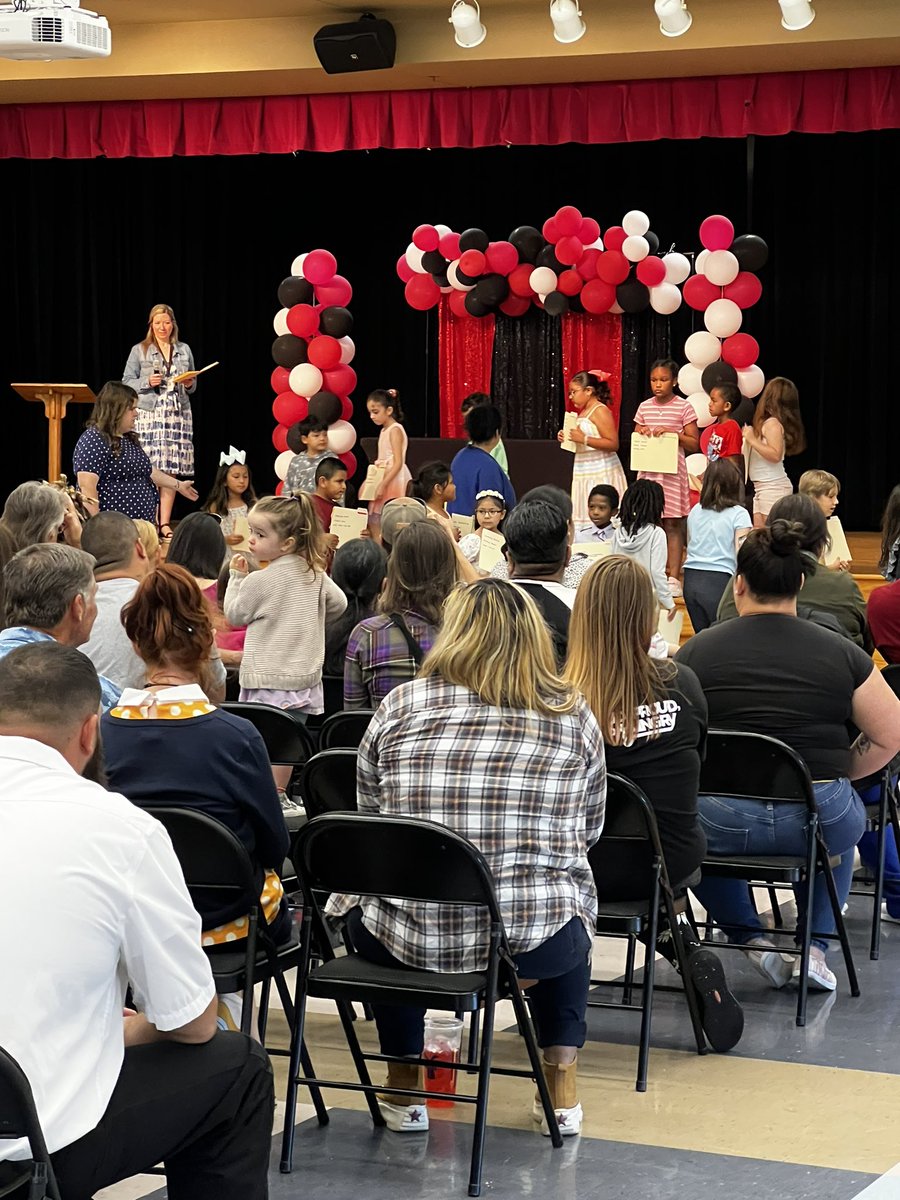 SMCISD_AVID's tweet photo. Congratulations to all of our amazing @Travis_SMCISD students. Way to finish out the school year! #OnToTheNextGrade🎓 https://t.co/9mnAh36IHI