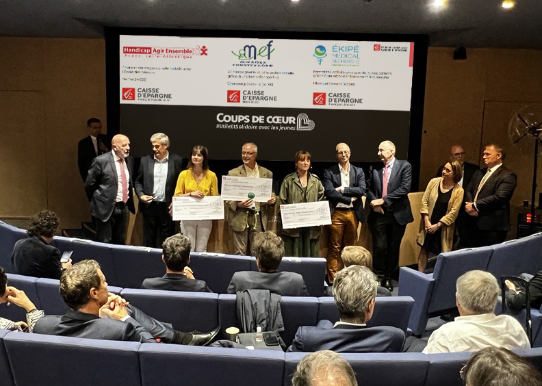 FNCE's tweet photo. Aujourd’hui nous célébrons l’engagement en faveur des #jeunes avec la remise des prix Coups de cœur @Caisse_Epargne.

Bravo à nos lauréats 👏

➡️ Handicap Agir Ensemble @adapei44
➡️ @mefducontentin
➡️ Ékipé Médical Recherche

En savoir plus 👇
https://t.co/xqLS0qgpWj https://t.co/jpogjDMjI0