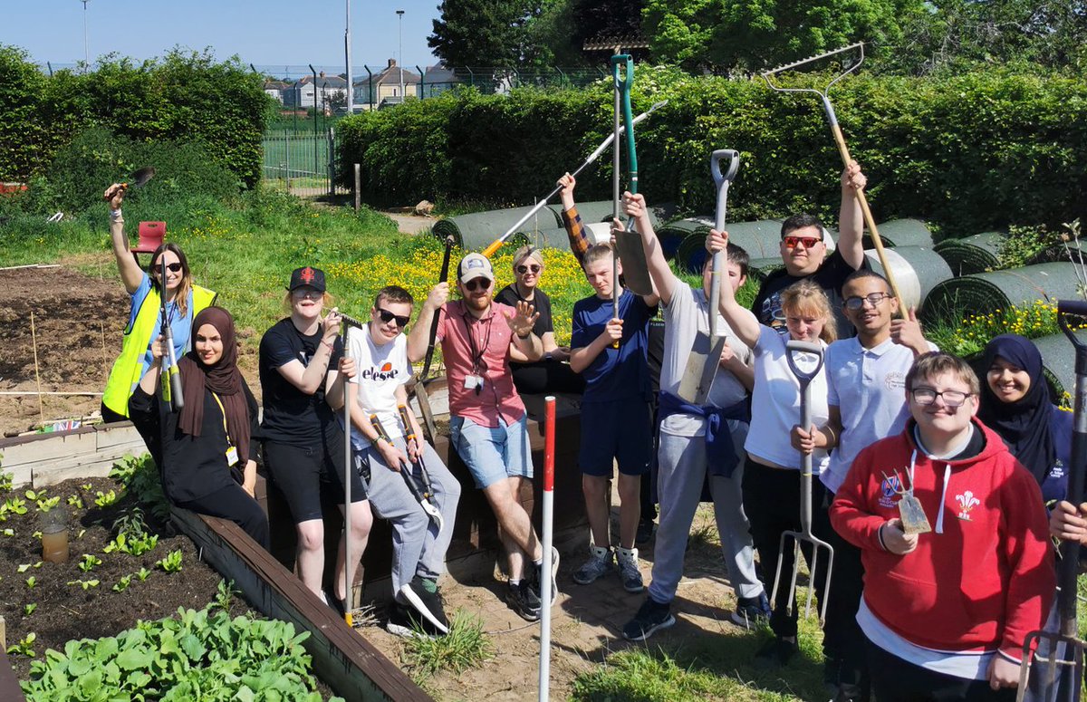 woodbeech2's tweet photo. The Racecourse Garden team celebrating 5 weeks amazing work. What a transformation! Everyone should be so proud. @WoodlandsHS @CardiffWestern @GardenWoodlands https://t.co/xmidejw4Wy