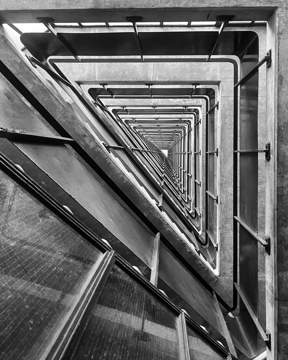 OliMarshall85's tweet photo. Thanks @BarbicanQuarter for the short diversion to see this incredible view, looking vertically up the 44 floors of Shakespeare Tower stairwell.

The Barbican never fails to amaze . https://t.co/qAzMMZKgcY
