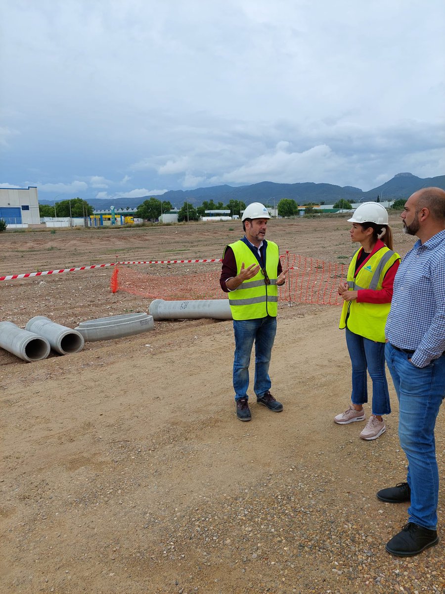 CarmenFructuos4's tweet photo. Gobernamos con hechos!!.
Visitamos las obras de la nueva red de saneamiento que dará servicio a 6 familias de Cl Canalón y Carril Muñoz de Sangonera La Verde.
Tras más de 20 años de promesas incumplidas ven como por fin sus peticiones han sido atendidas.
#seguimosprogresando https://t.co/SMt2FjR0F3