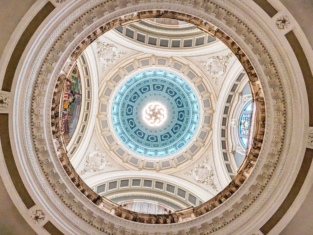 I saw inside Belfast City Hall for the first time today and it's flipping gorgeous! 😍