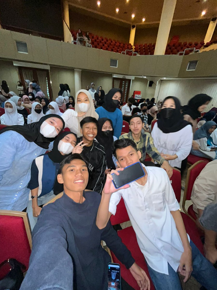 hourlyalvi's tweet image. besok wisuda kinda exited but still panik mikirn utibikei👀😖☝ ((( tmi pict ke-2 #nyesel pindah ke depan 😭😭😭😭😭😭😭😭 )))