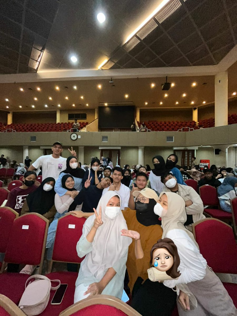 hourlyalvi's tweet image. besok wisuda kinda exited but still panik mikirn utibikei👀😖☝ ((( tmi pict ke-2 #nyesel pindah ke depan 😭😭😭😭😭😭😭😭 )))