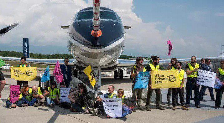 Ayer, 100 activistas de @StayGroundedNet, @ScientistRebel1, @ExtinctionR y @Greenpeace y otros grupos de justicia climática de 17 países, interrumpieron el EBACE en Ginebra, el mayor evento de ventas de jets privados en Europa y uno de los más grandes del mundo. #BanPrivateJets