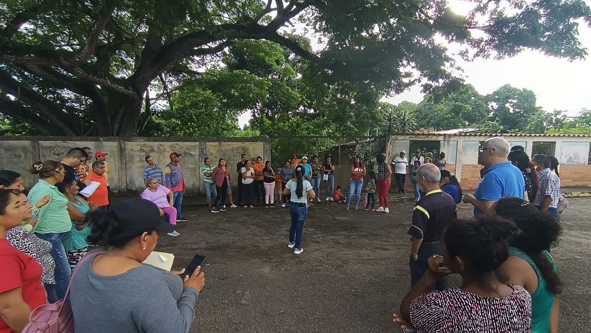 Como nos enseñó el Comandante Chávez y como lo ha pedido el Pres <a href="/NicolasMaduro/">Nicolás Maduro</a> y el Gob <a href="/ErnestoLunaPsuv/">Ernesto Luna G.</a> Seguimos en la Calle escuchando a nuestro pueblo, conversamos con los vecinos de Flores de Mariño. Estamos construyendo las futuras victorias 
#BastaDeArroganciaImperial