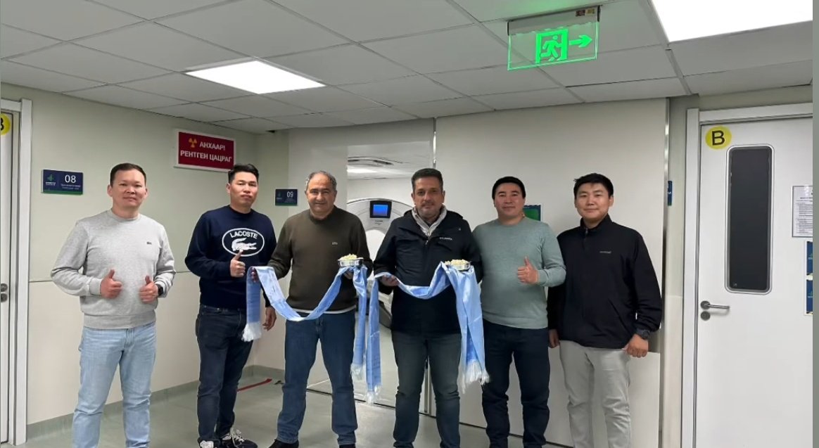 Эээ гялай минь гэж... MRI маань оржээ. Межикмед ХХК-ийн инженер залуучууд Турк инженерүүдээс манай MRI угсралт, суурилуулалт, тохируулгыг хүлээгээд авчээ. Энэ өдрийг хичнээн сар хүлээв дээ, хил гааль хаалттай, тусгай контэйнер олдохгүй, гели олдохгүй, олдсон нь дутаж мутаад,