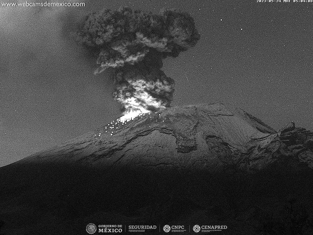 SkyAlertMx's tweet photo. Durante esta madrugada, el #Popocatépetl ha tenido episodios de tremor intercalados por algunas horas de relativa calma. 

A las 5:03 h se registró una leve explosión. 
Alrededor de las 7:00 h, incrementó de nuevo el tremor asociado a la emisión de ceniza. 

Dispersión hacia al sureste hacia el lado de Puebla.

🚦AMARILLO 3
🚷radio de seguridad 12 km