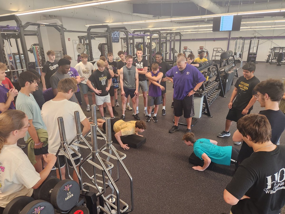 Intense push-up competition to close out 1st period Advanced Strength Training today. Great battle, Creed and Hayden!

@MuskieStrength