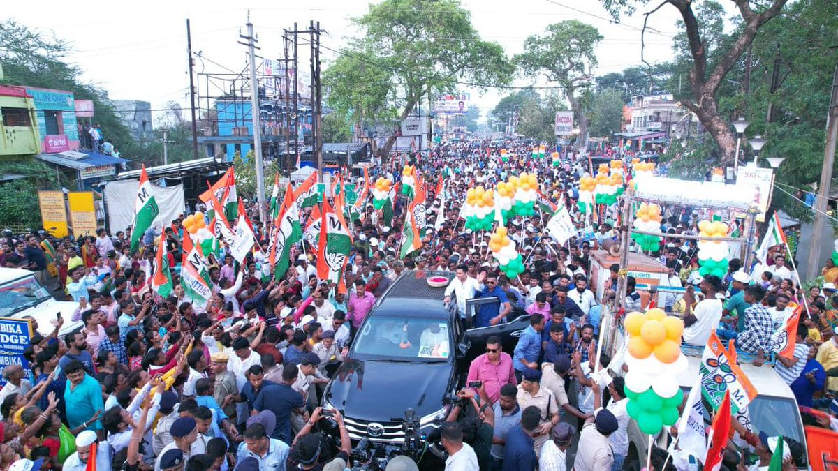 TMCNaboJowar's tweet photo. Today’s roadshow at Raghunathpur, Purulia was a massive success as Shri @abhishekaitc's #JonoSanjogYatra entered Day 28.

#TrinamooleNaboJowar https://t.co/eP3KxRPJkz