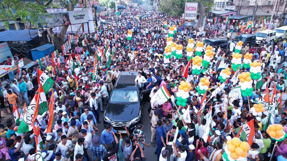 TMCNaboJowar's tweet photo. Today’s roadshow at Raghunathpur, Purulia was a massive success as Shri @abhishekaitc's #JonoSanjogYatra entered Day 28.

#TrinamooleNaboJowar https://t.co/eP3KxRPJkz