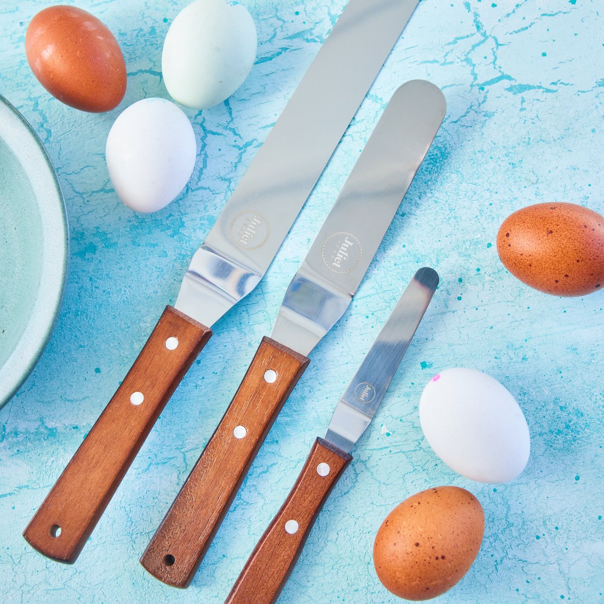 ClarenceCourt's tweet image. Doughnut or donut 🍩 Soft, fluffy, sticky and sweet; glazed, iced, or sprinkled in sugar, however you choose to enjoy (or spell) yours, a great doughnut gets your lips licking. We’re sharing some of our favourite recipes and must have baking tools for #doughnutweek.