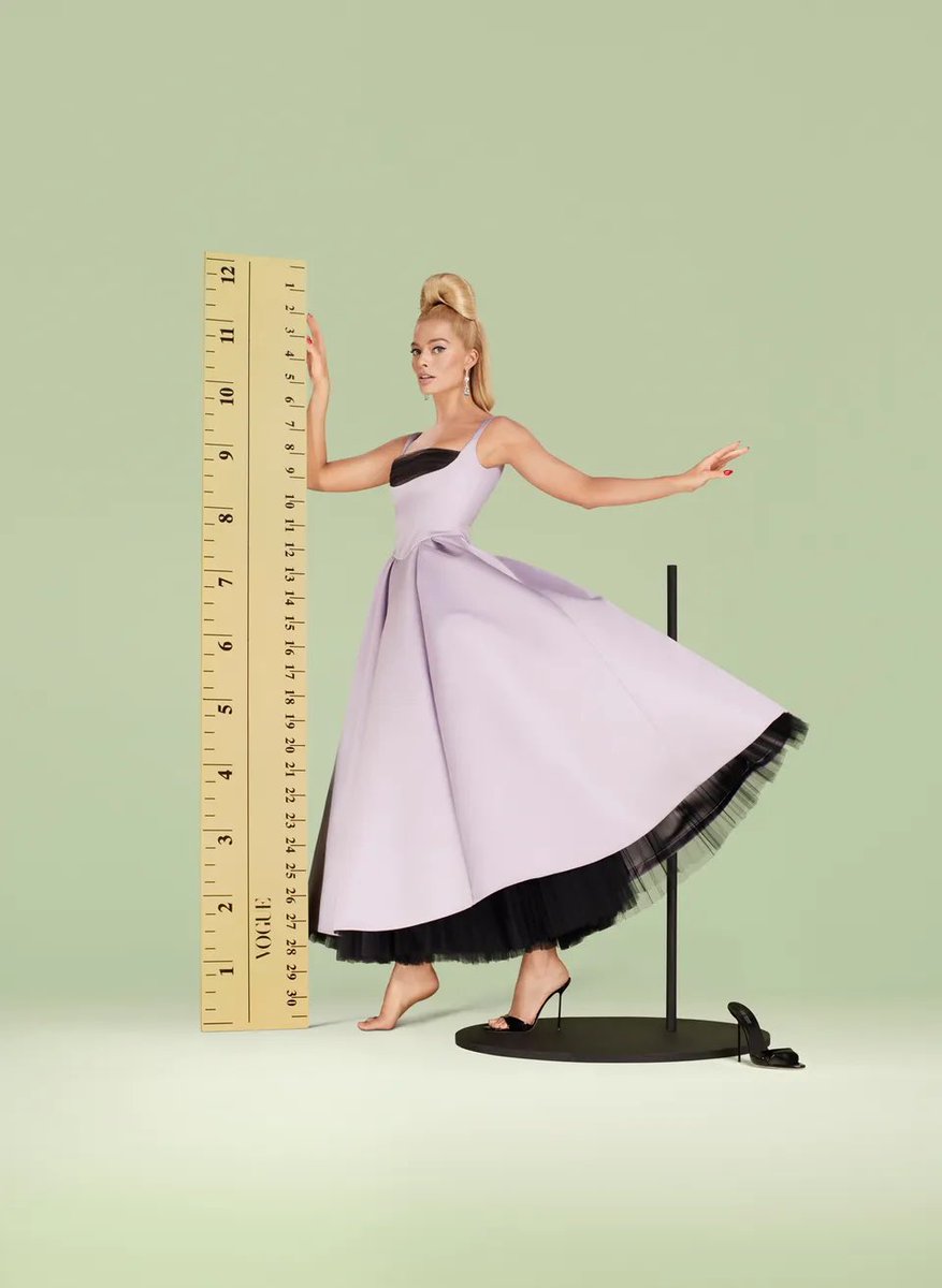 MIUCClAMUSE's tweet photo. margot robbie got her barbie themed vogue cover, VOGUE US FINALLY HAS A WIN https://t.co/HR2MfOj7sJ