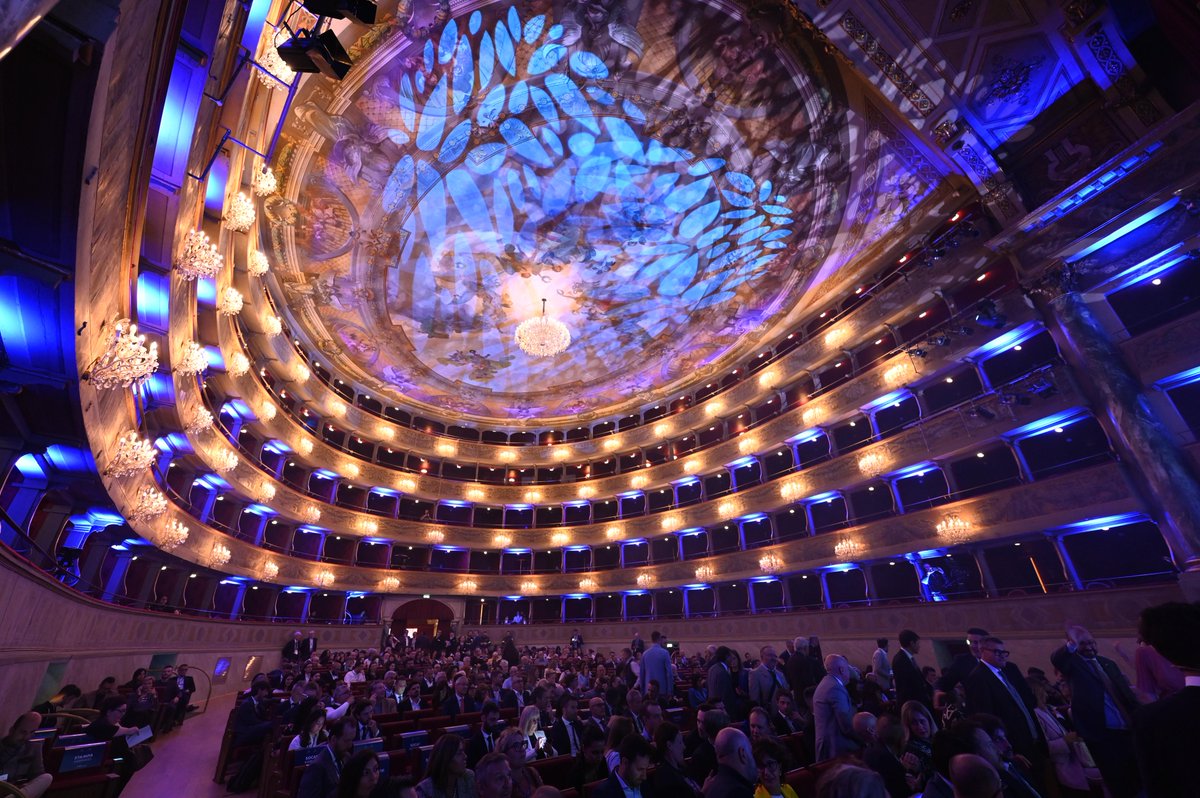 ConfindustriaBG's tweet photo. Al via l’Assemblea di PMI &amp; Giovani Imprenditori. Salgono sul palco per un saluto Nadia Ghisalberti, Assessora alla Cultura del @ComunediBergamo e Giovanna Ricuperati, Presidente #ConfindustriaBG, invitate sul palco dalla moderatrice @LaScordio, giornalista. https://t.co/XzK5kOTAlM