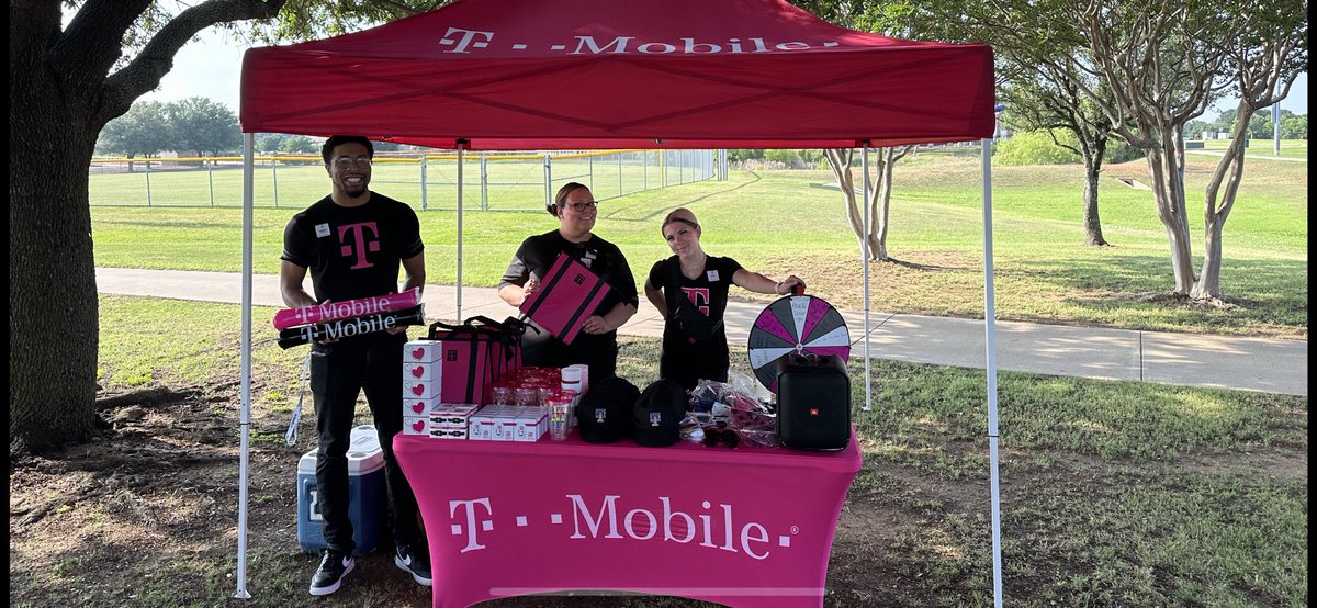 TEAM SUPREME getting out into the community for the girls lacrosse camp in flower mound Texas.
Thanks for having us we had a blast.
<a href="/chrisrobosoc1/">chris robinson</a> <a href="/tobiastjones/">Toby Jones</a> <a href="/D_Hernan31/">David Hernandez</a>