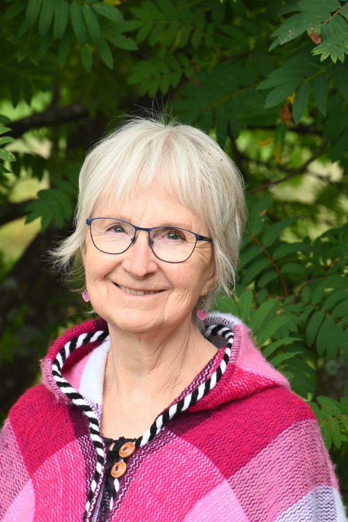 Hemma är ett hjärta fyllt av kärlek av Karin Green
vulkanmedia.se/blogg/hemma-ar…
#Bok #Hemma_är_Ett_Hjärta_Fyllt_Av_Kärlek #Karin_Green #Lyrik
#Författarintervjuer