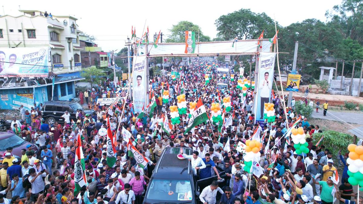 AITCofficial's tweet photo. Raghunathpur, we are humbled by your immense show of support!

Nat'l GS Shri @abhishekaitc witnessed a huge turnout of people as he held a road show on Day 28 of #JonoSanjogYatra. 

The positivity among all raised our spirits to keep moving forward!

#TrinamooleNaboJowar https://t.co/OmdnMFUD86