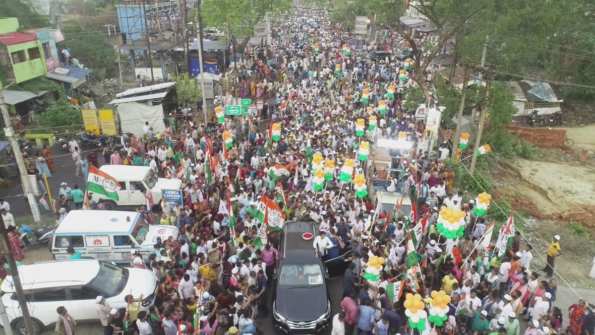 AITCofficial's tweet photo. Raghunathpur, we are humbled by your immense show of support!

Nat'l GS Shri @abhishekaitc witnessed a huge turnout of people as he held a road show on Day 28 of #JonoSanjogYatra. 

The positivity among all raised our spirits to keep moving forward!

#TrinamooleNaboJowar https://t.co/OmdnMFUD86