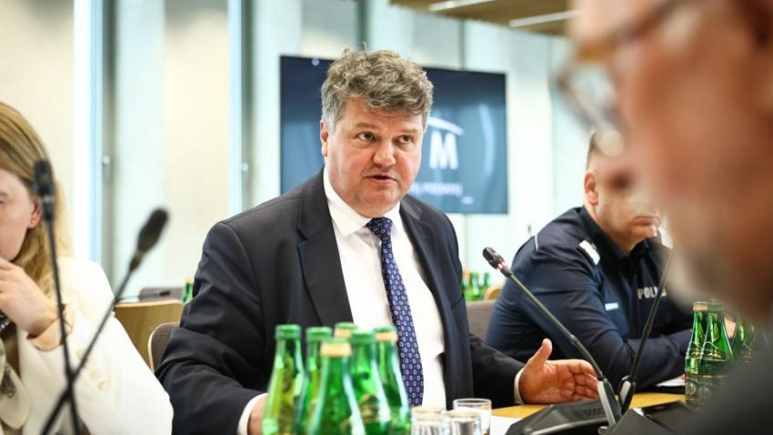 MSWiA_GOV_PL's tweet photo. 📌 W #Sejm wiceszef #MSWiA @WasikMaciej bierze udział w posiedzeniu Komisji Administracji i Spraw Wewnętrznych, podczas którego przekazuje informacje o realizacji w 2022 roku #ProgramModernizacji @PolskaPolicja, @Straz_Graniczna, @KGPSP i @SOP_GOV_PL w latach 2022-2025. https://t.co/WYrKRmXlnp