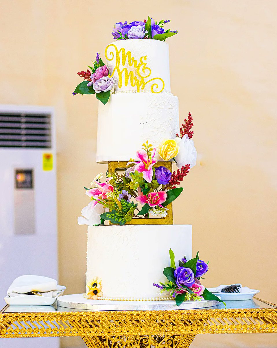 klassic_bites's tweet photo. The cake 😍
#klassicbites😋
#linkup for all your yummy treats on 0555077589 .
#weddingcake #newpost #cake #pastrychef #process #cakedecorating #newpost #cakes #wedding #ghanacakes #roundcakes #hocakes #cakesinho #bakersinho #celebration🎂 #weddingcakes #details https://t.co/E7xVc465jM