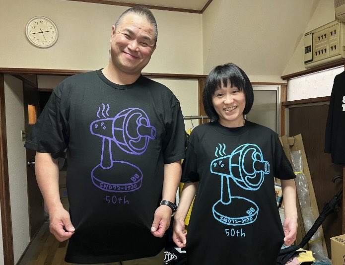 しんちゃんずの『イイですよね〜♪』　　
私しんちゃんずの初単独ライブまであと２日。
ジョギングしてたら膝を痛めてしまいました…でも頑張っちゃうんだから〜
でもほら！
このTシャツかわいくないですか〜
イイですよね〜
え！しゃばぞうさんはチョメチョメ…
まあいいではありませんか。