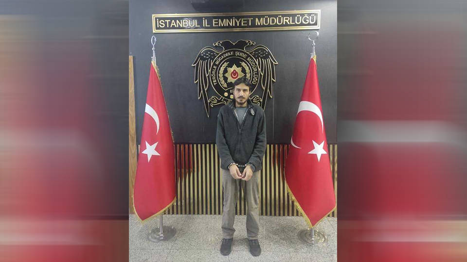 Sığınmacı sorununun nasıl derin ve büyük bir sorun olduğuna ufak bir örnek.

Bu şahıs 2014 - 2018 arasında IŞİD'in Telabyad, Münbiç ve Rakka kadılığını yapan Tunuslu terörist Mohamed Mrad Bedhiafi

23 Şubat tarihinde İstanbul Başakşehir'deki Olimpiyat Stadı Metrosu'nda yakalandı