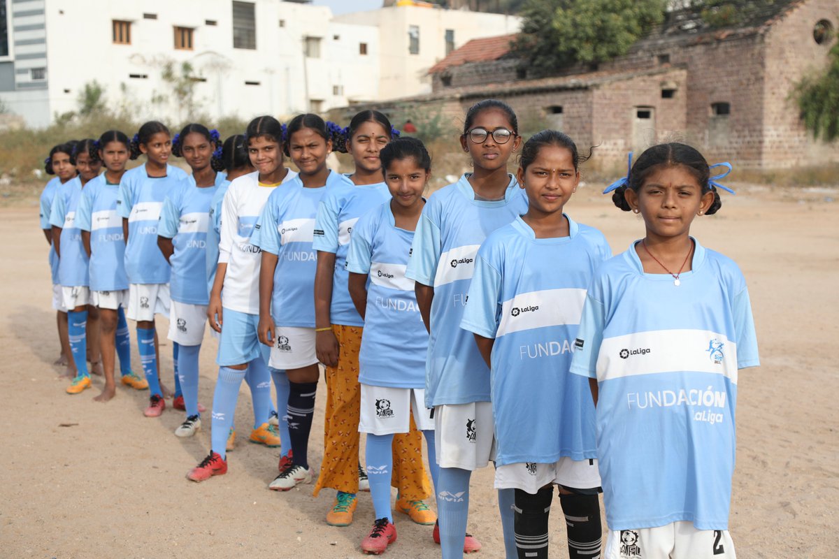 FundacionLaLiga's tweet photo. ⚽️ El fútbol como herramienta para potenciar la igualdad de género en las zonas rurales de India. 🇮🇳

@fvicenteferrer 💛

#NoEsFútbolEsLaLiga https://t.co/H3TGmQXcQw
