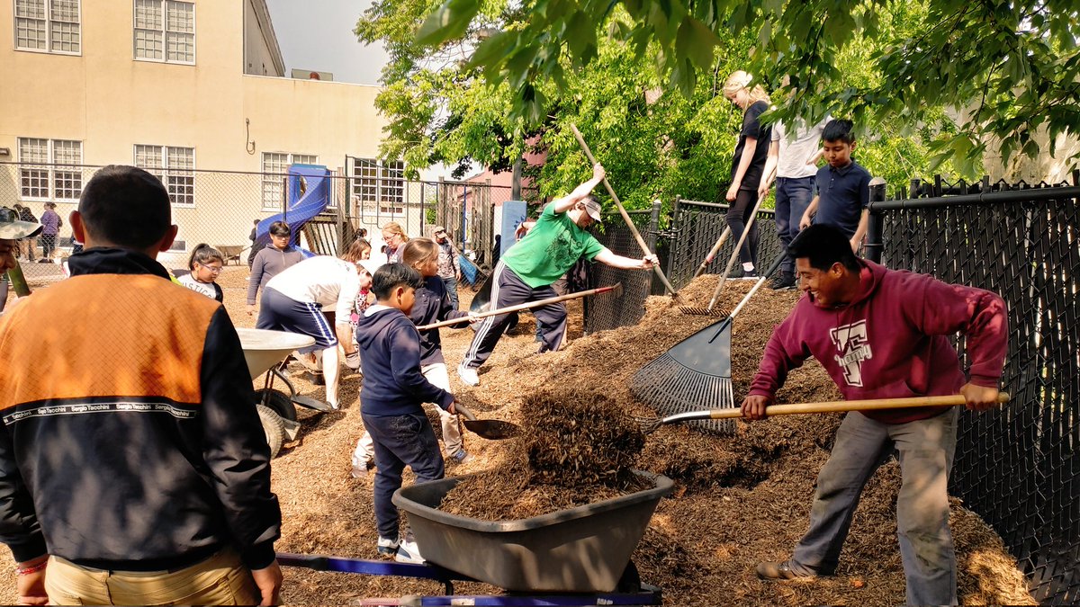 rbcsnj's tweet photo. This is what it's all about 🌱🌻🌱Families and friends coming together to keep their school community beautitul and thriving!
.
.
.
#ServiceLearning #RedBank #CharterSchool #TakingTheWorldByStorm #BlueStorm #MiddleSchool #ElementarySchool https://t.co/8IurkACeuX