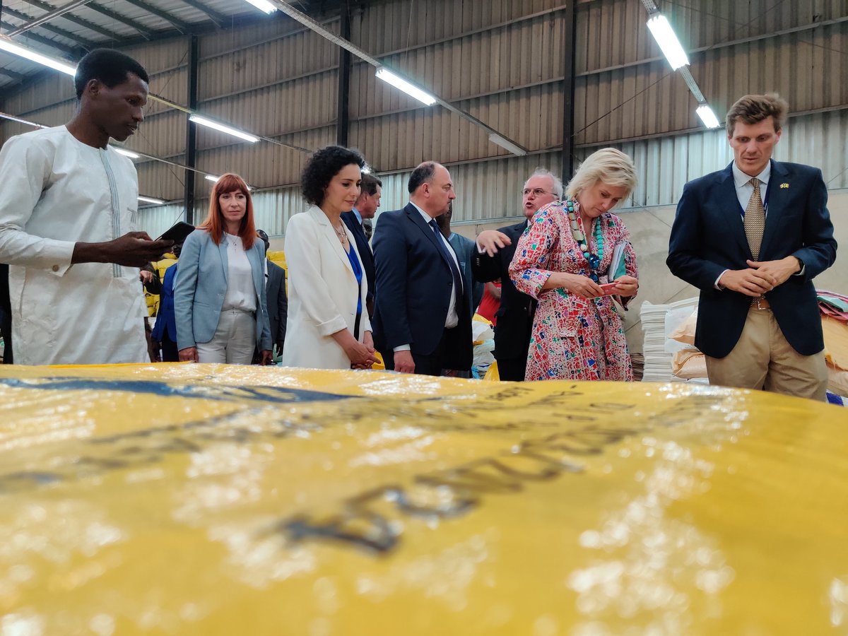 AWEX_Belgium's tweet photo. 🇧🇪#BEmissionSEN🇸🇳
La Compagnie des Fibres est
1 filiale de la société wallonne #Semoulin. Fondée en 1951, l'entreprise familiale emploie +de 1000 pers dans le 🌍 pour un CA de 100 Mios EUR.
Visite de l'unité de production sénégalaise par la délégation 🇧🇪 @wborsus @PDELCOMMINETTE https://t.co/qecQzNCGCT