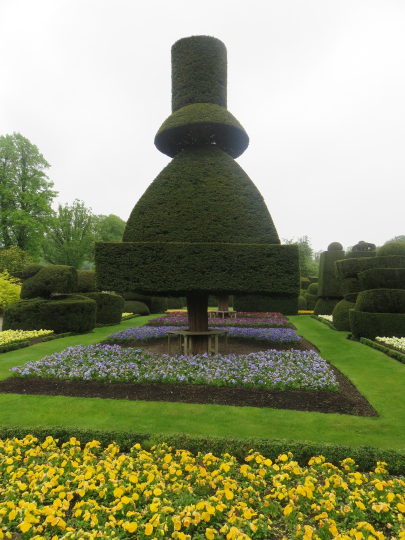 So sharp in the springtime, thanks to the hours of dedicated clipping put in by our gardeners and a fabulous #topiary specimen, whichever way you look at it.  

#worldsoldesttopiarygarden #CumbriaGarden #Cumbria #LakeDistrict #heritagegarden