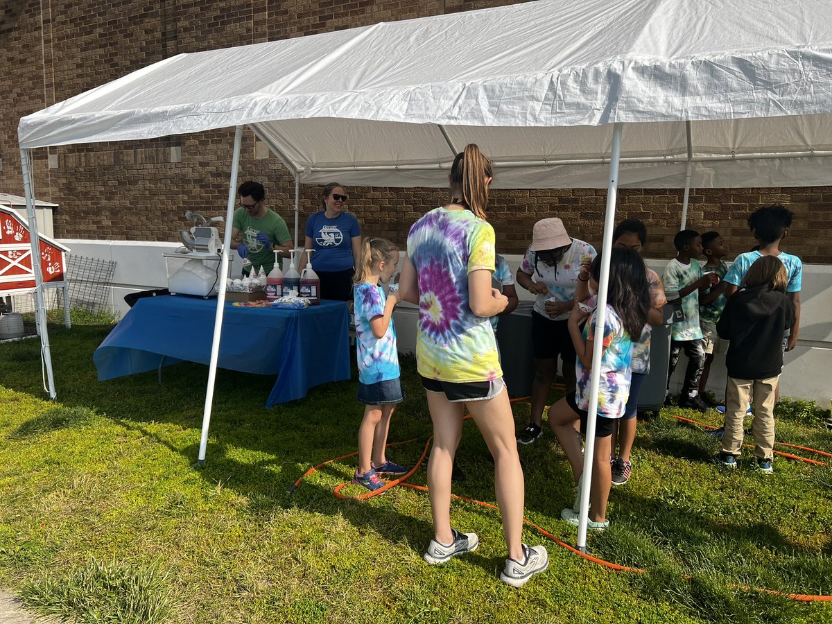 GWCarver87's tweet photo. Our Lower Elementary Classes are kicking us off for our Field Day this morning! @AleesiaLJohnson @IPSSchools #EndOfTheYearFun https://t.co/Ij5juNjtVT
