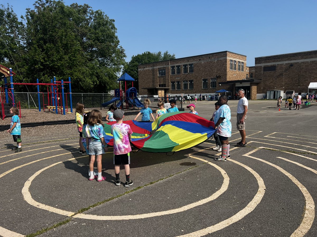 GWCarver87's tweet photo. Our Lower Elementary Classes are kicking us off for our Field Day this morning! @AleesiaLJohnson @IPSSchools #EndOfTheYearFun https://t.co/Ij5juNjtVT