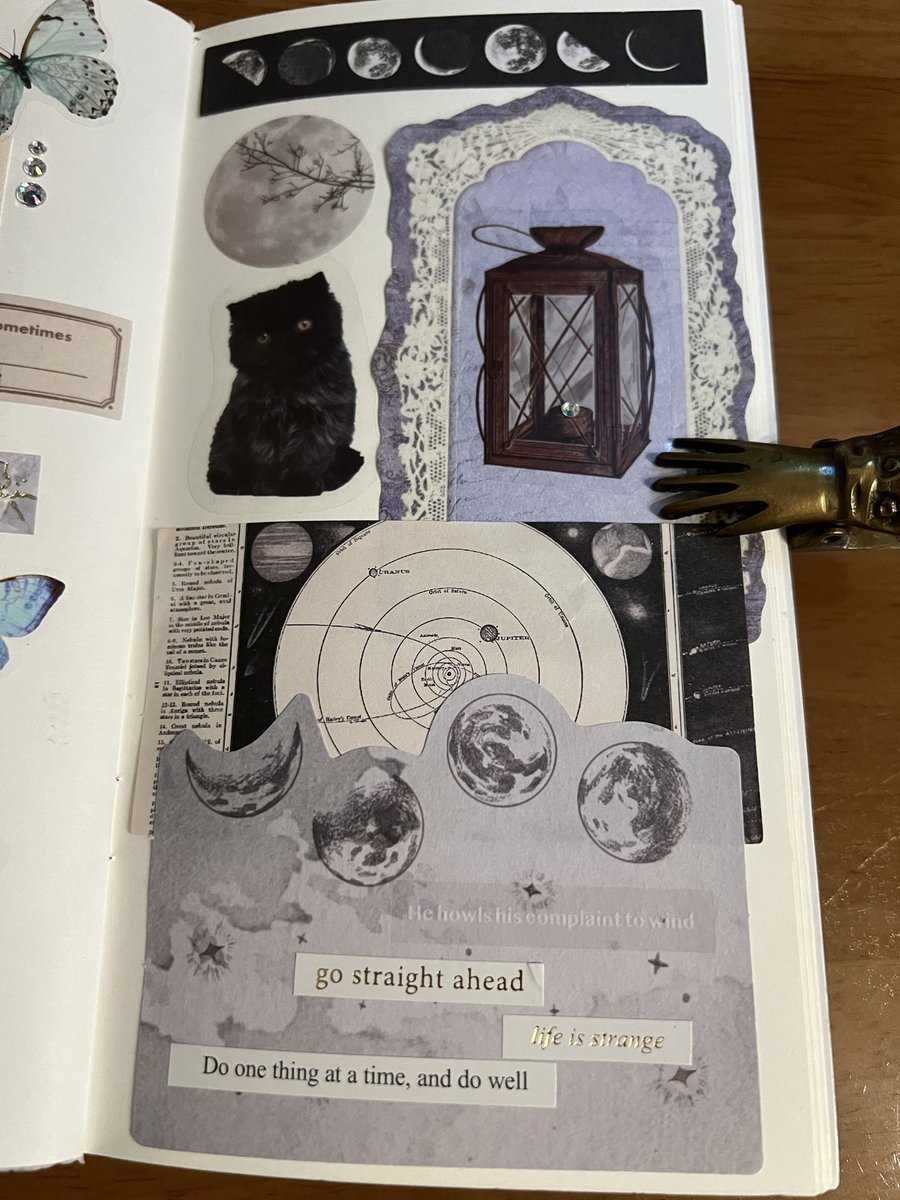 erk8282's tweet photo. 今日2つめ✌🏻📔
#トラベラーズノート 
#コラージュ 🐈‍⬛
#travellersnote 
#collage 🌚 https://t.co/73Xzd3gRqs