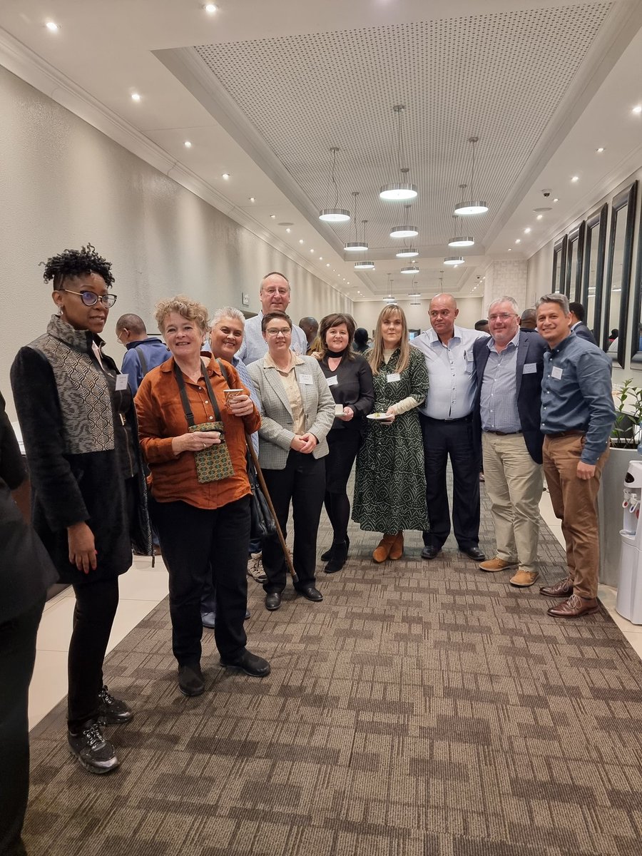 KarenR_Dudley18's tweet image. #ThreeStreamModel
● At the Coal Face @f_h_khan Principal @OudeMolen ✨️🧨🎊👏👏👏
@WCEDnews @DonHaripersad1 @aninalun @teachingconnect @mced_wced @iancarstens