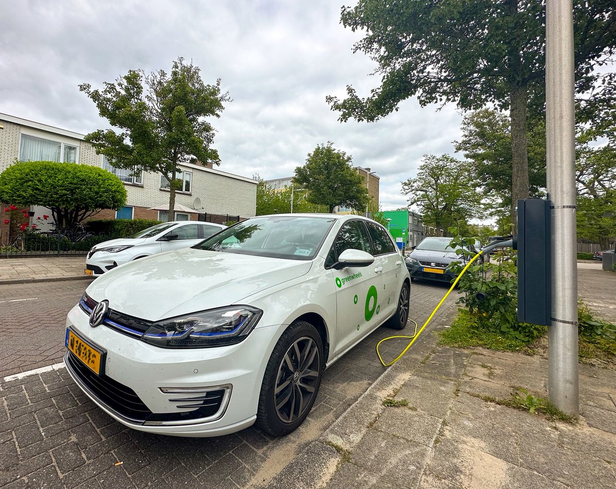 Gemeente Utrecht (@gemeenteutrecht) on Twitter photo En opeens zie je het licht 💡🔌
Utrecht start een proef met laadlantaarns. Bij succes kan dit 1.800 extra openbare laadpunten opleveren. 👉 direc.to/jRQZ En opeens zie je het licht 💡🔌
Utrecht start een proef met laadlantaarns. Bij succes kan dit 1.800 extra openbare laadpunten opleveren. 👉 direc.to/jRQZ
