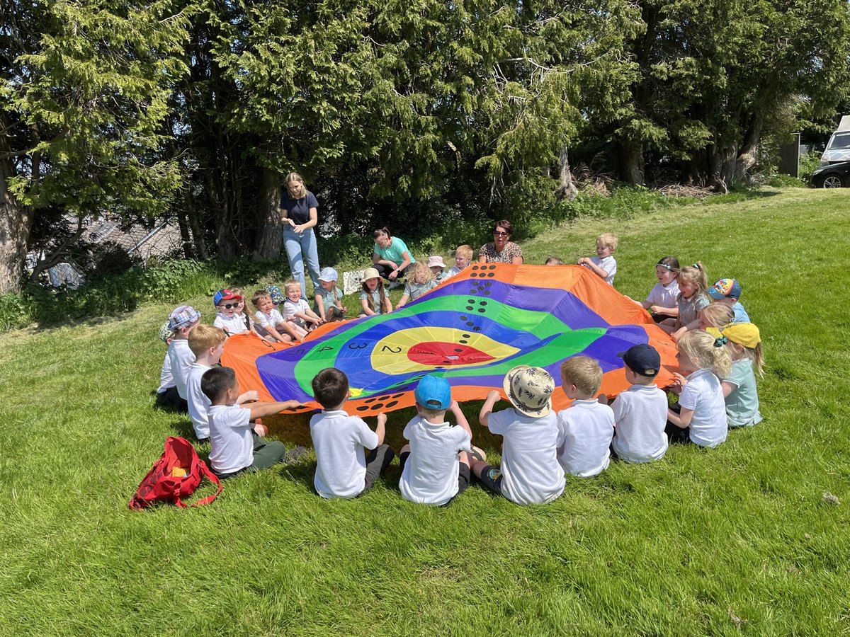 WillowtownPri's tweet image. After releasing our butterflies this afternoon we enjoyed and ice lolly and games with the parachute 🦋 #WillowtownWayR #WPSexpressivearts