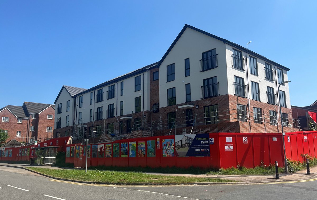 Great to see progress in the sunshine at our @Linc_Cymru #PentwynDrive development today. 
Thank you to our brilliant #apprentice Chelsea for showing us around! 🏘☀

#BuildingaBrighterTomorrow #TeamWillis