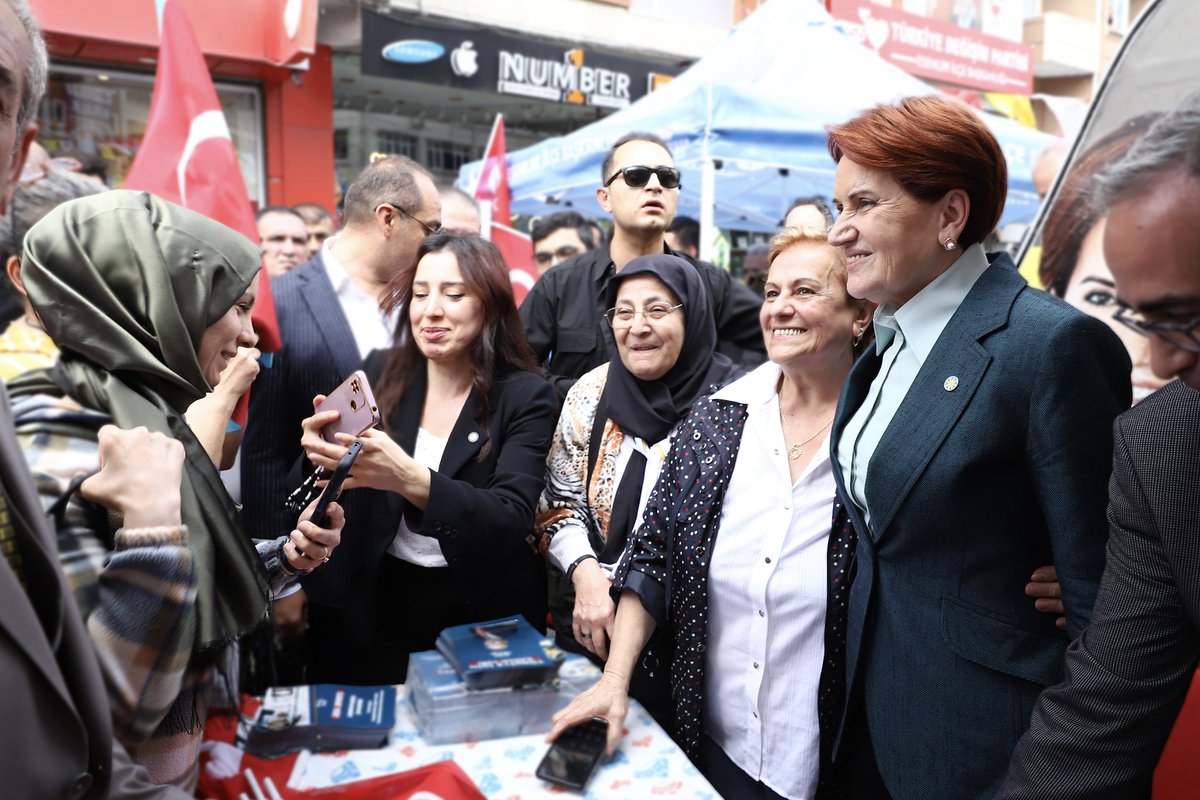 meral_aksener's tweet photo. Esenler’de vatandaşlarımızla buluştuk...

Hiç merak etmeyin;
Pazar günü bu seçimi alacak, bu sistemi mutlaka değiştireceğiz! https://t.co/zIoTrN0oDF