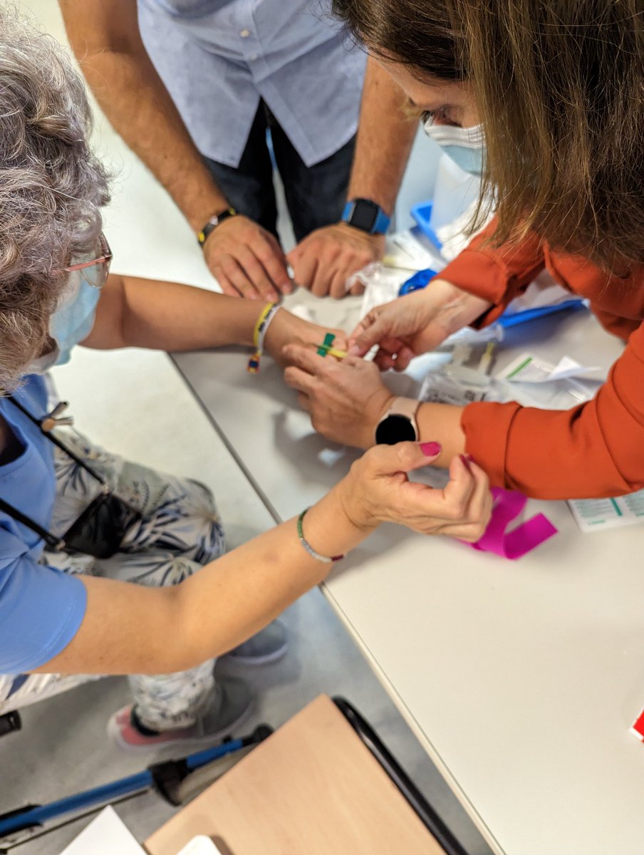 scimbollek's tweet photo. Hoy curso de autoadministración para pacientes con Angioedema Hereditario #HAE #C1INHdeficiency adultos y adolescentes con matrícula de honor. https://t.co/PuxjbrLqMA